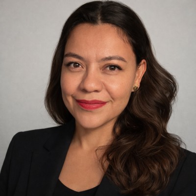 Portrait de Margie Rojas Whiler, responsable de compte secteur public Île-de-France chez HexaDone